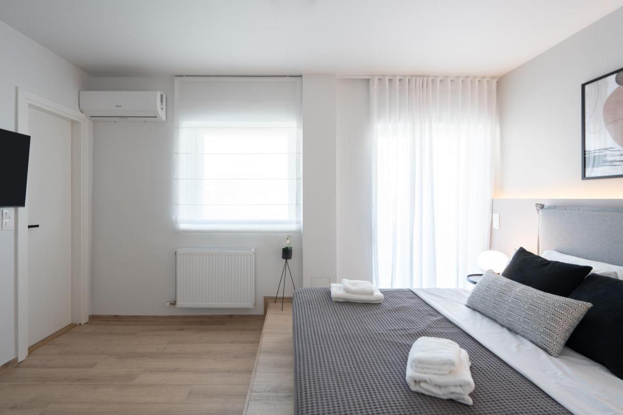Luxury 4 Bedrooms Apartment Near Flisvos Marina Пирея Екстериор снимка