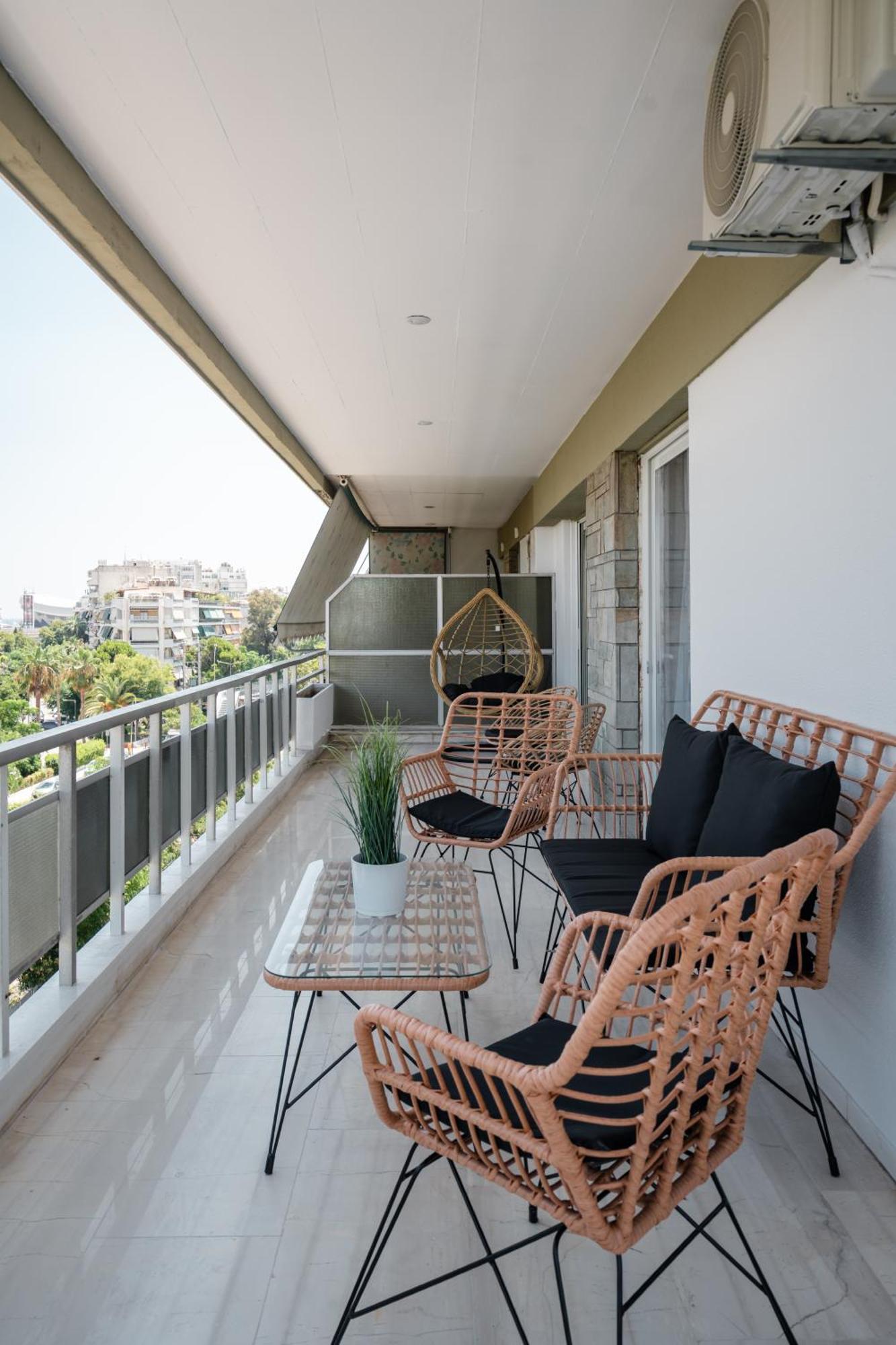 Luxury 4 Bedrooms Apartment Near Flisvos Marina Пирея Екстериор снимка
