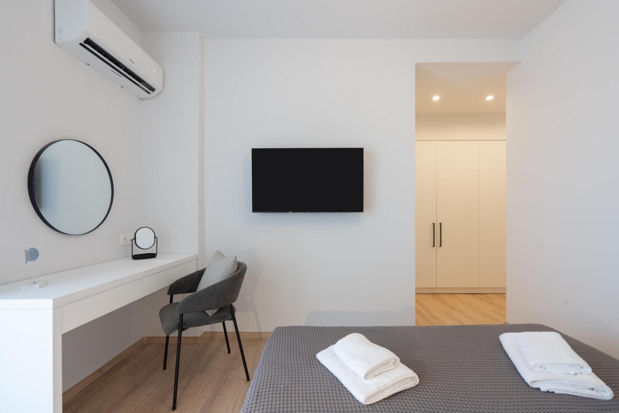 Luxury 4 Bedrooms Apartment Near Flisvos Marina Пирея Екстериор снимка