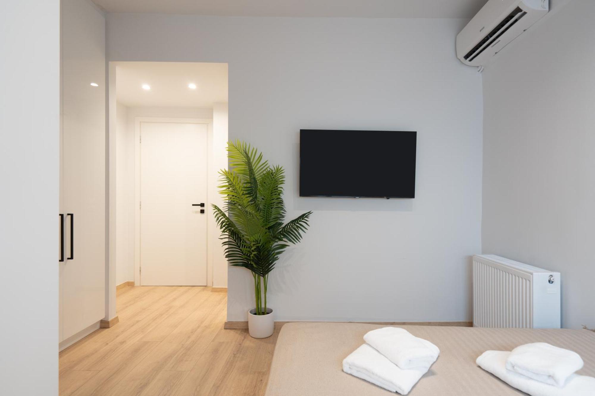 Luxury 4 Bedrooms Apartment Near Flisvos Marina Пирея Екстериор снимка