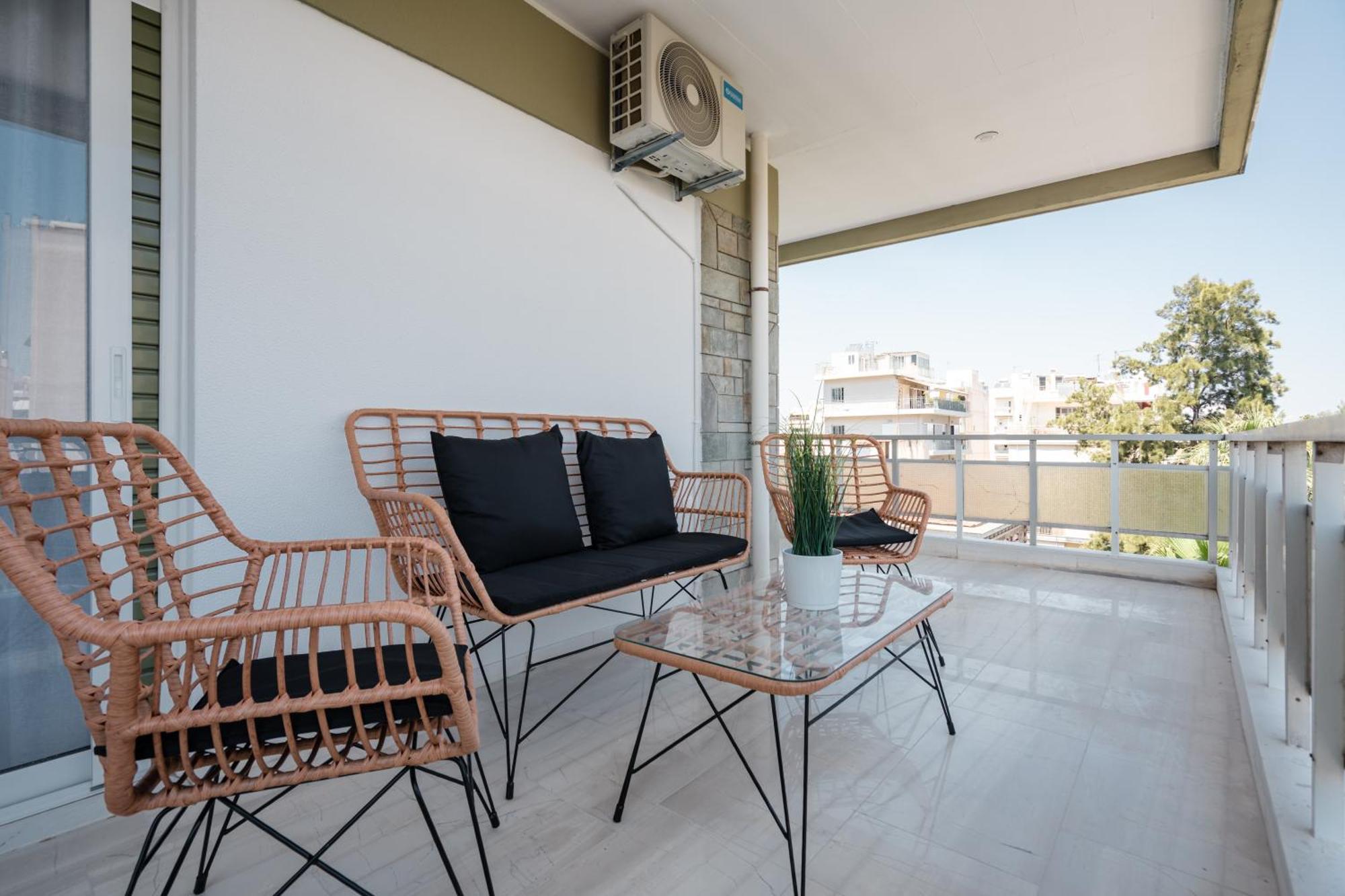 Luxury 4 Bedrooms Apartment Near Flisvos Marina Пирея Екстериор снимка