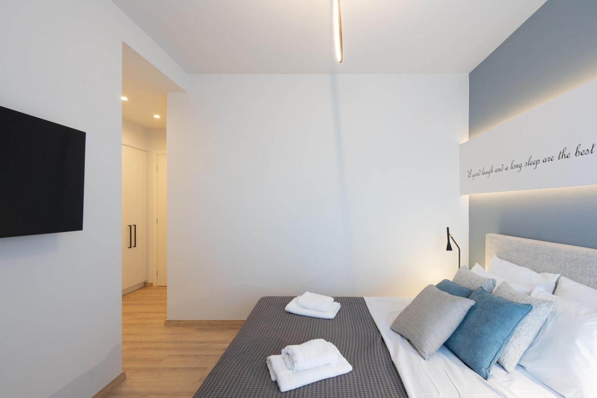 Luxury 4 Bedrooms Apartment Near Flisvos Marina Пирея Екстериор снимка