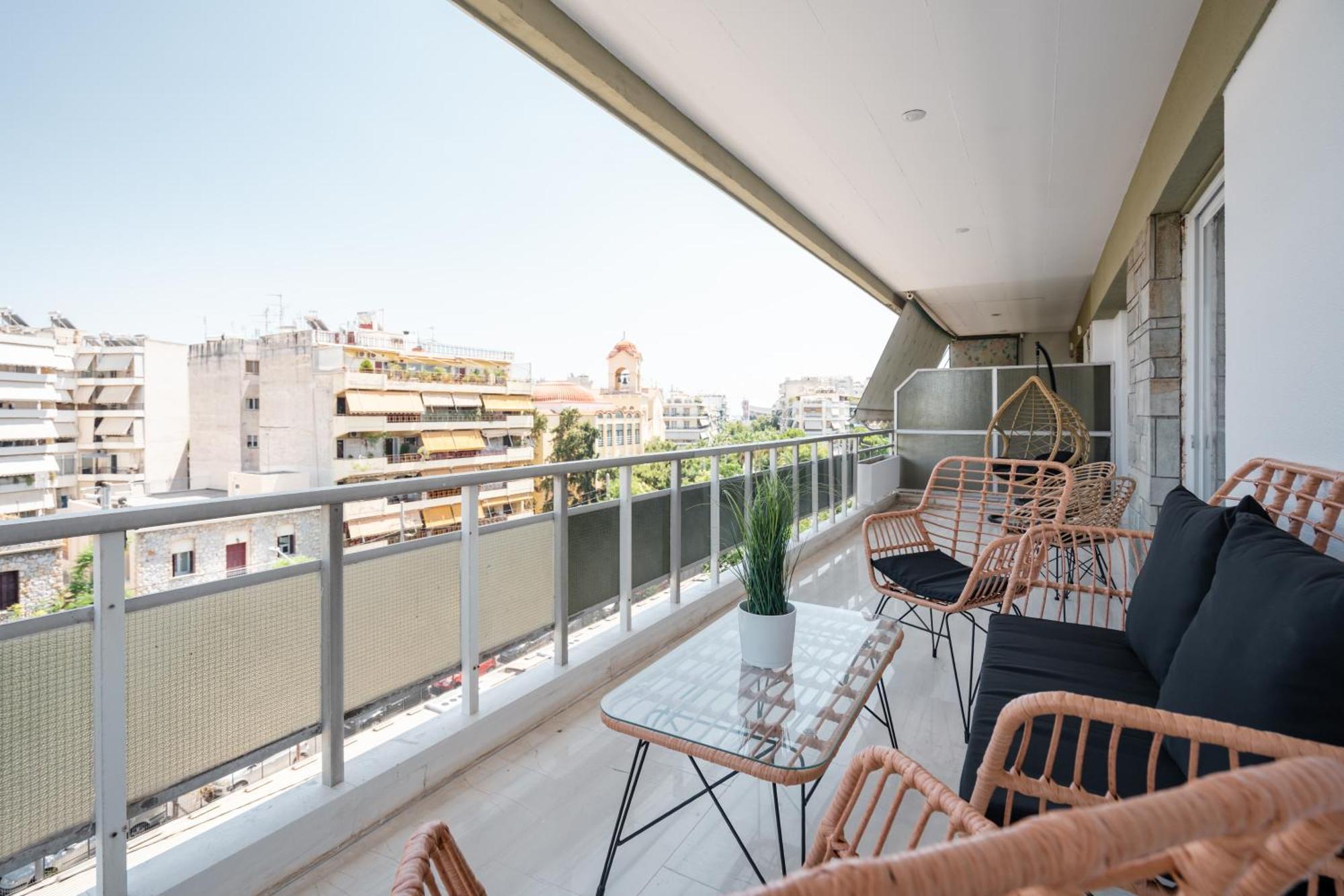 Luxury 4 Bedrooms Apartment Near Flisvos Marina Пирея Екстериор снимка