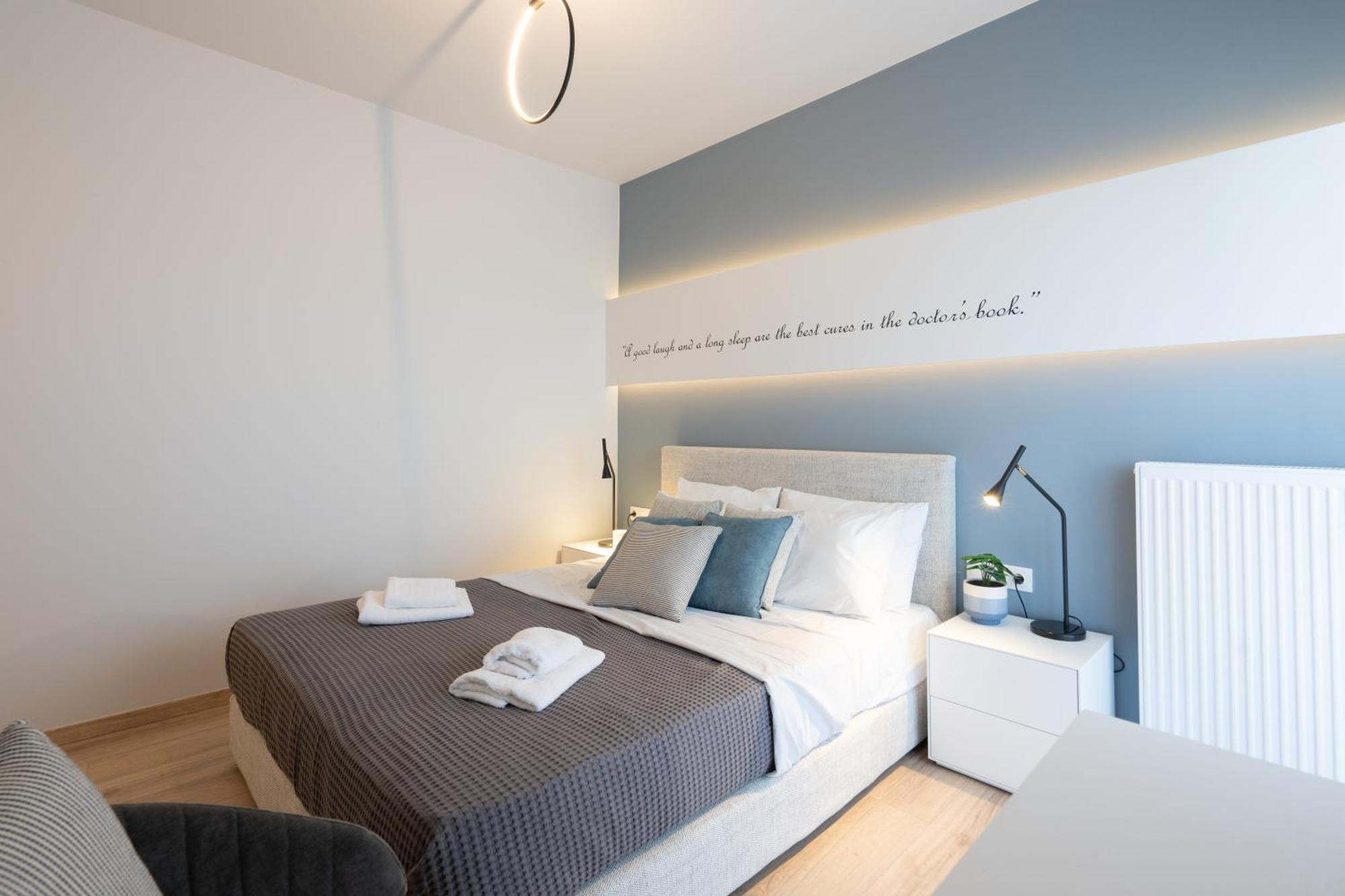 Luxury 4 Bedrooms Apartment Near Flisvos Marina Пирея Екстериор снимка