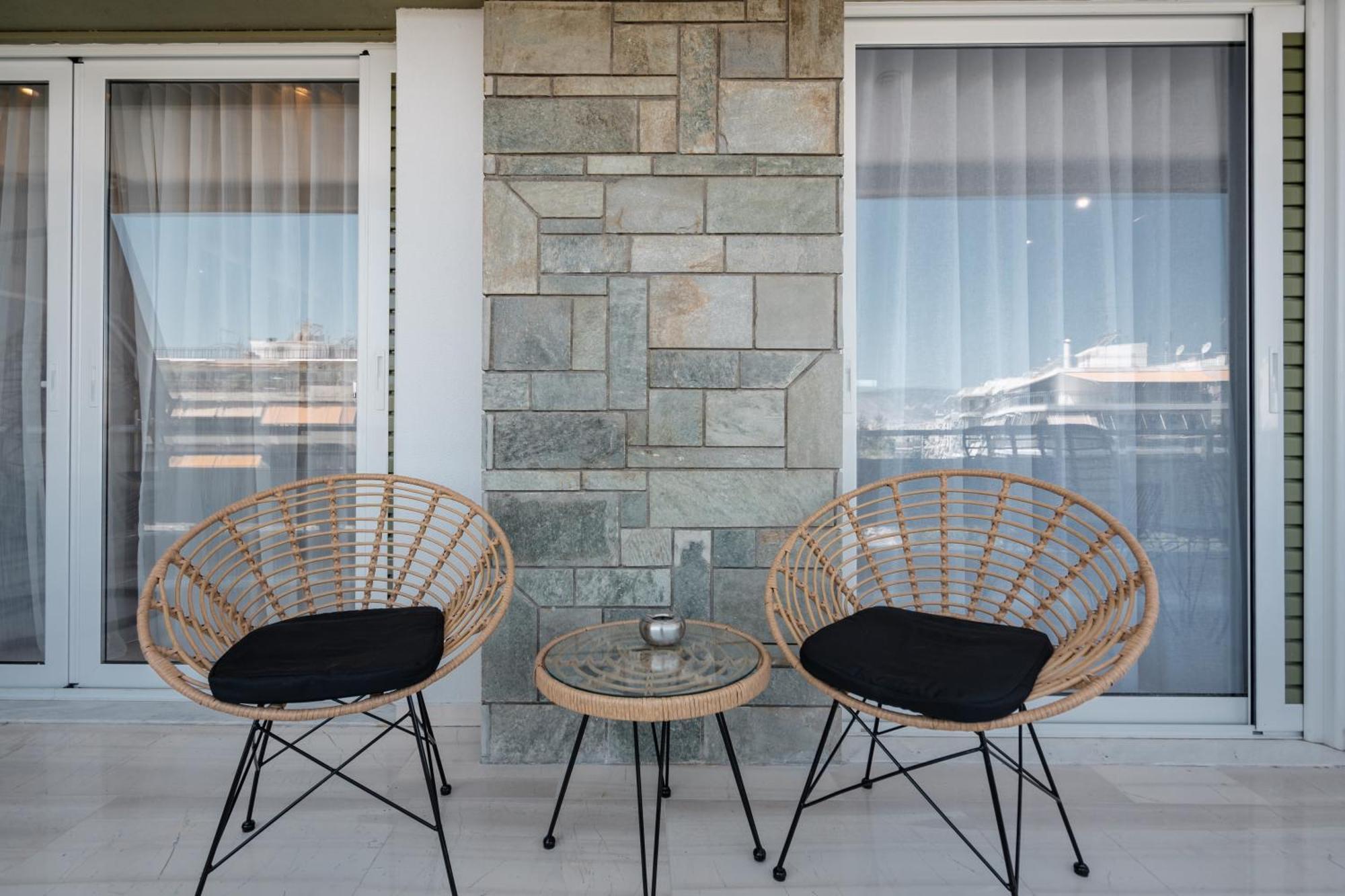 Luxury 4 Bedrooms Apartment Near Flisvos Marina Пирея Екстериор снимка